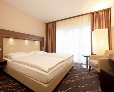 Blick auf das Doppelbett im Heikotel Hotel am Stadtpark Blick auf das Doppelbett im Heikotel Hotel am Stadtpark