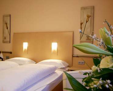 Doppelbett mit Blumen im City Nord Doppelbett mit Blumen im City Nord