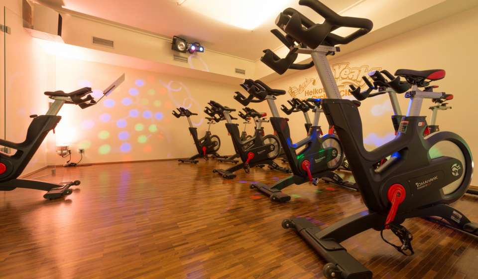 Fitnessraum mit Spinninggeräten im Heikotel am Stadtpark