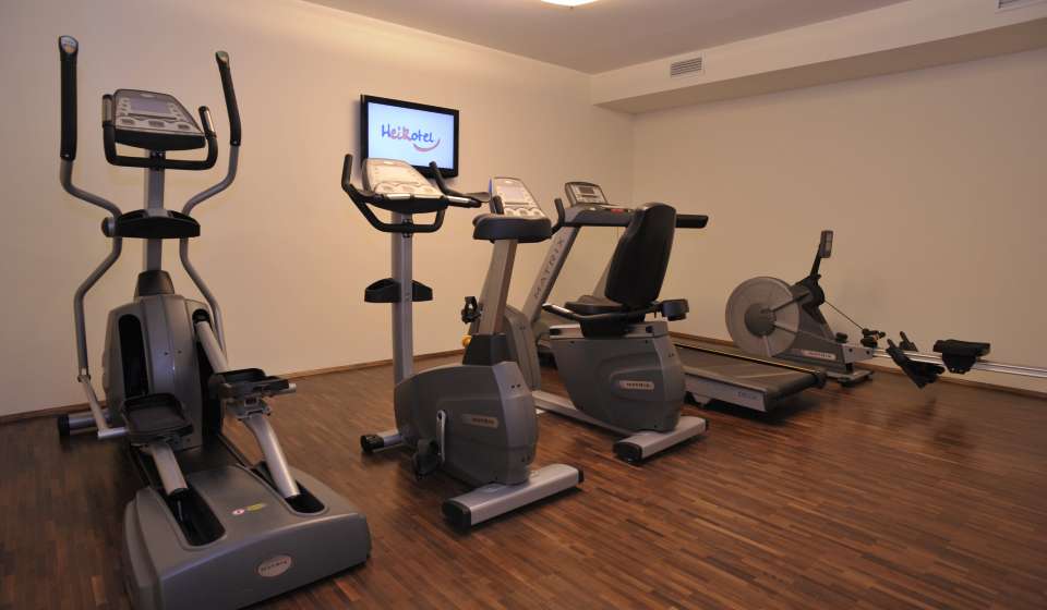 Fitnessraum mit verschiedenen Geräten im Heikotel am Stadtpark