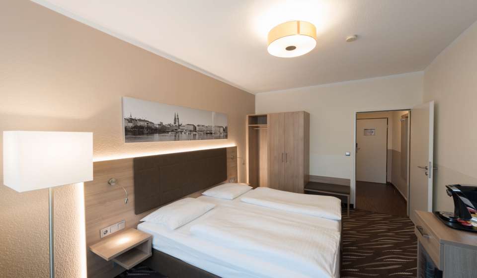 Großes Bett im Doppelzimmer Premium im Heikotel am Stadtpark