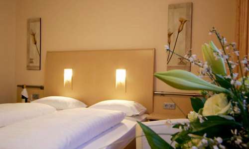 Doppelbett mit Blumen im City Nord