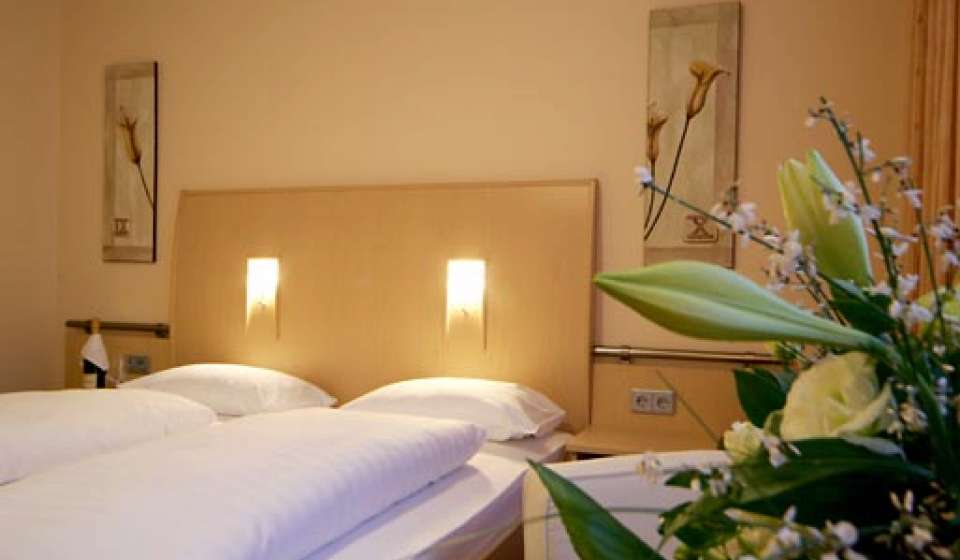 Doppelbett mit Blumen im City Nord