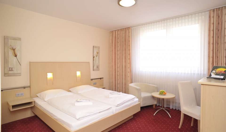 Wohnbereich im Doppelzimmer Standard im Heikotel City Nord