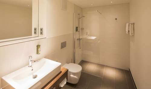 Großzügiges Badezimmer im Doppelzimmer Premium