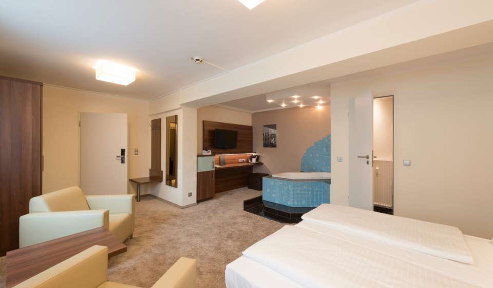 Das Doppelzimmer mit Whirlpool im Heikotel City Nord