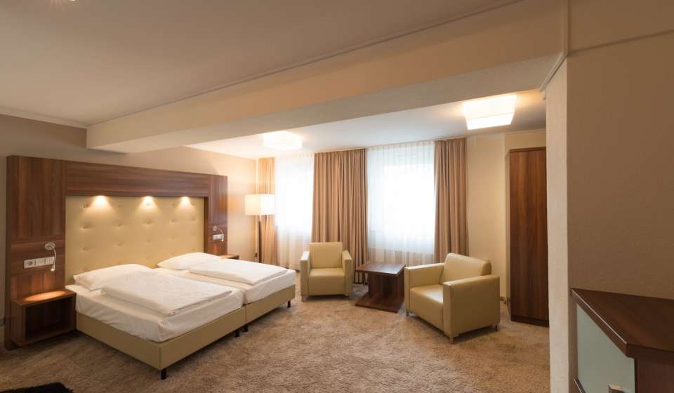 Wohnbereich des Doppelzimmer Whirlpool im Heikotel City Nord