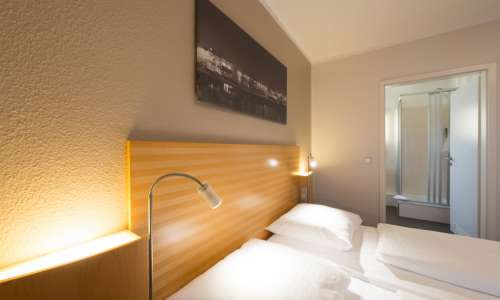 Blick auf das Bett im Heikotel Hotel Windsor