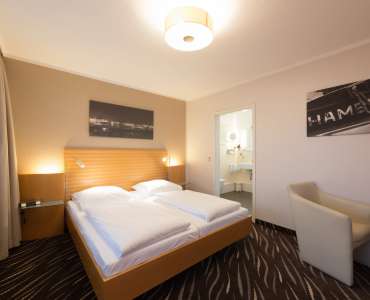 Blick auf das Bett im Doppelzimmer Premium im Heikotel Hotel Windsor