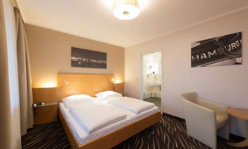 Blick auf das Bett im Doppelzimmer Premium im Heikotel Hotel Windsor