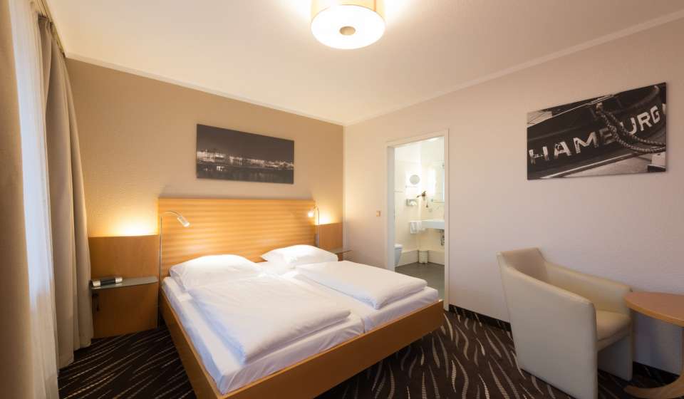 Blick auf das Bett im Doppelzimmer Premium im Heikotel Hotel Windsor