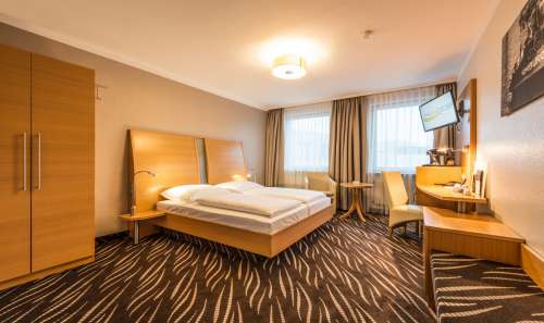 Seitenansicht auf den Wohnbereich im Doppelzimmer Premium im Heikotel Hotel Windsor