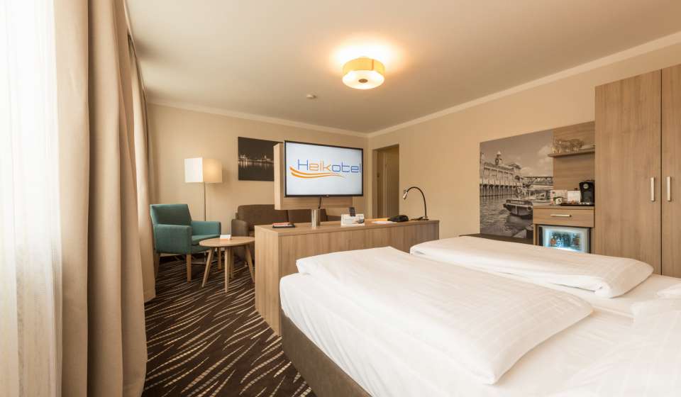 Blick auf den Wohnbereich im Doppelzimmer Premium im Heikotel Hotel Windsor