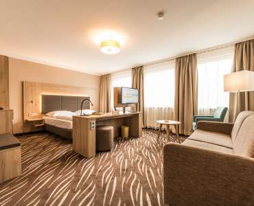 Blick auf den Wohnbereich im Doppelzimmer Premium im Heikotel Hotel Windsor