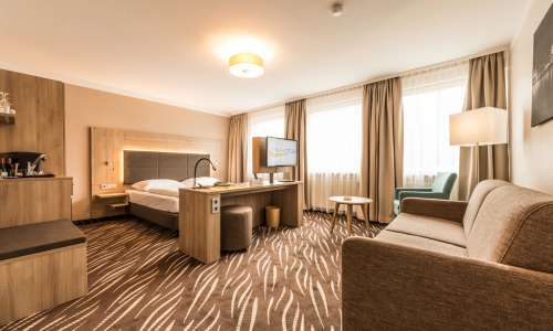 Blick auf den Wohnbereich im Doppelzimmer Premium im Heikotel Hotel Windsor