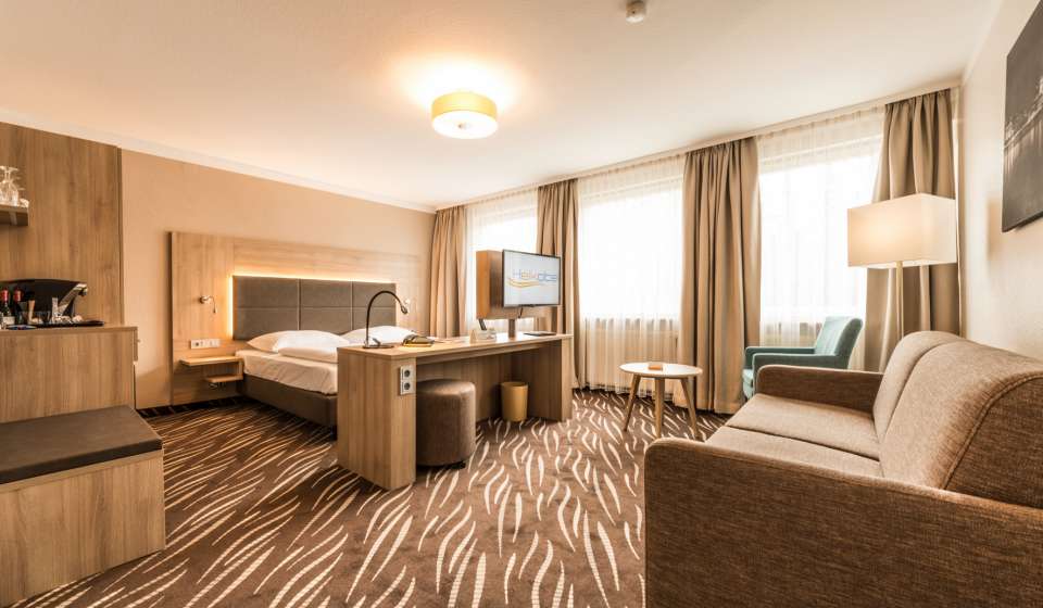 Blick auf den Wohnbereich im Doppelzimmer Premium im Heikotel Hotel Windsor