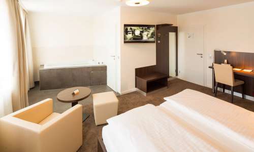 Wohnbereich im Whirlpool-Suite im Heikotel Hotel Windsor