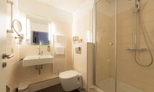 Schönes Badezimmer mit Duschkabine im Hotel Windsor