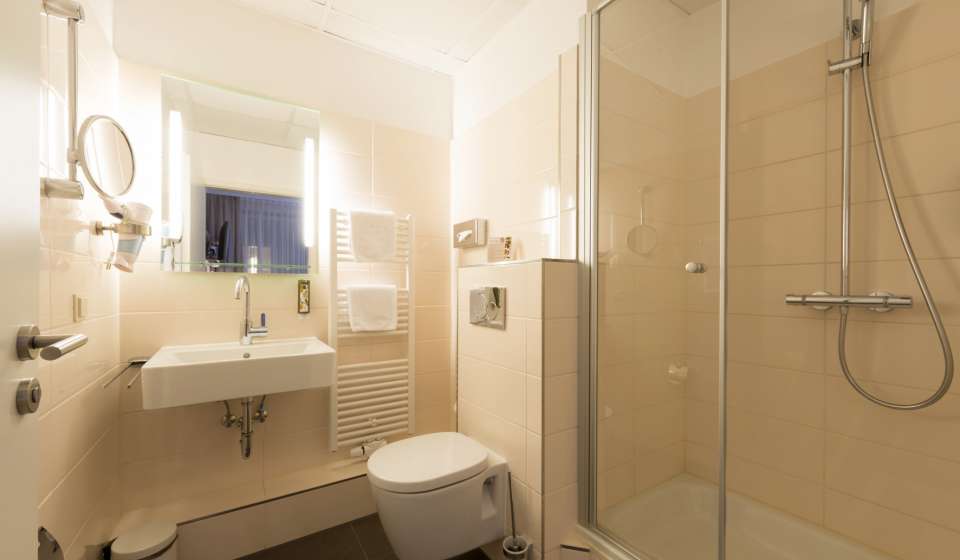 Schönes Badezimmer mit Duschkabine im Hotel Windsor