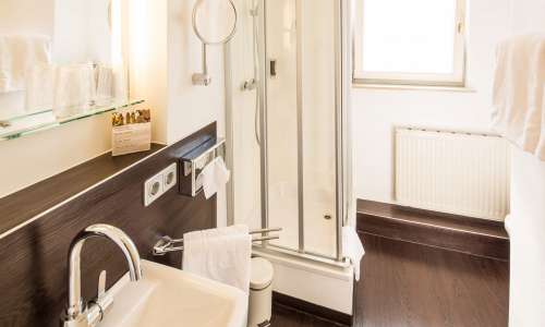 Badezimmer mit Duschkabine im Hotel Windsor Badezimmer mit Duschkabine im Hotel Windsor