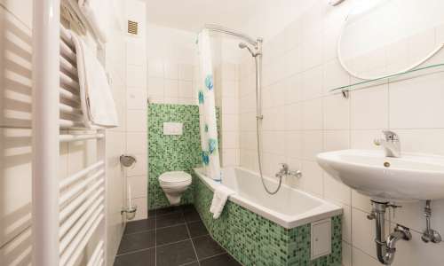 Großes Badezimmer im Heikotel Serviced Appartement