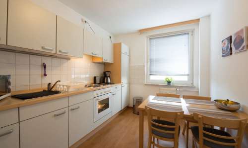 Lichtdurchfluteter Wohnbereich im Heikotel Serviced Appartement