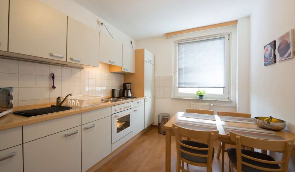 Lichtdurchfluteter Wohnbereich im Heikotel Serviced Appartement