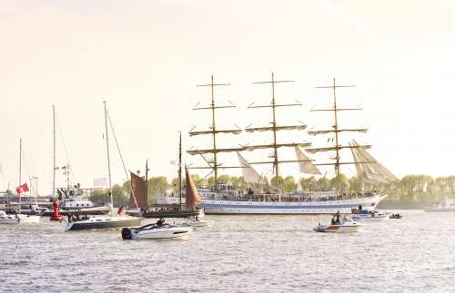 Großes Segelschiff mit mehreren kleinen Booten in Hamburg