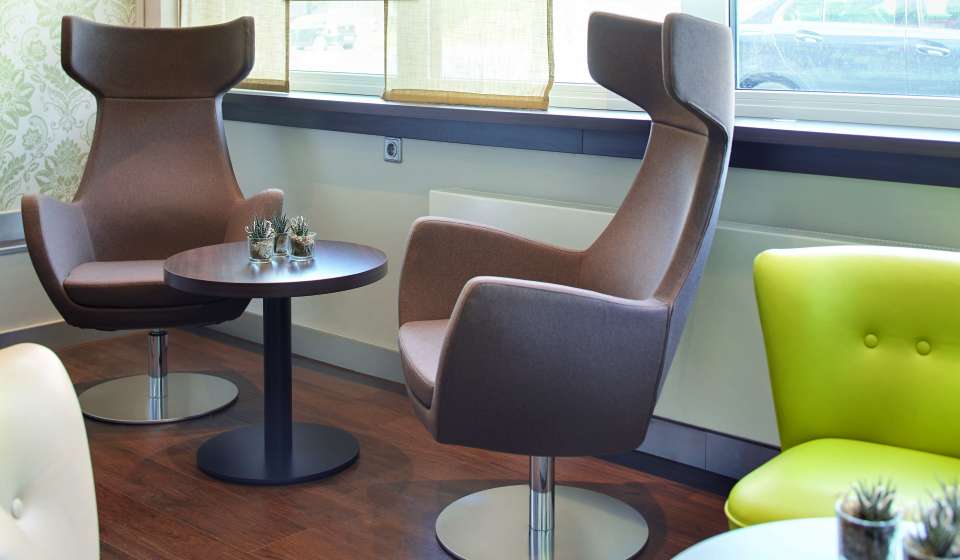 Gemütliche Sessel in der Hotelbar