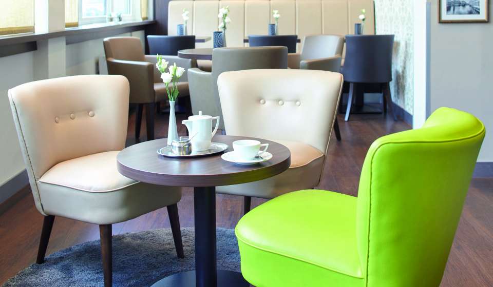 Hotelbar mit verschiedenfarbigen Sesseln im City Nord