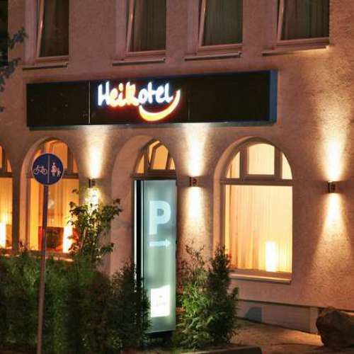 Eingang des Heikotel Hotel Windsor bei Nacht