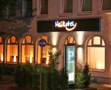 Eingang des Heikotel Hotel Windsor bei Nacht