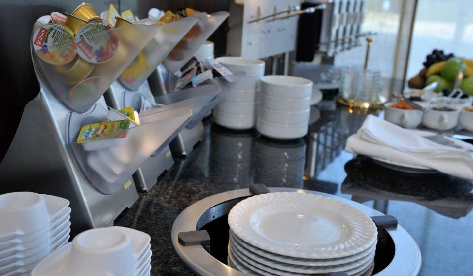 Anrichte mit Tellern im Heikotel City Nord