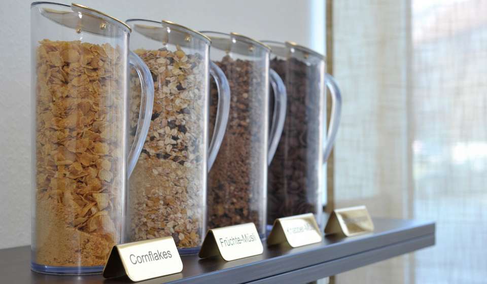 Verschiedene Müslisorten im Frühstücksbuffet