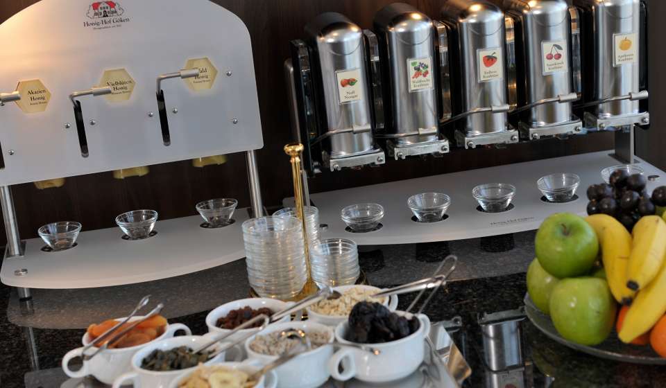 Müslizutaten im Frühstücksbuffet im City Nord in Hamburg