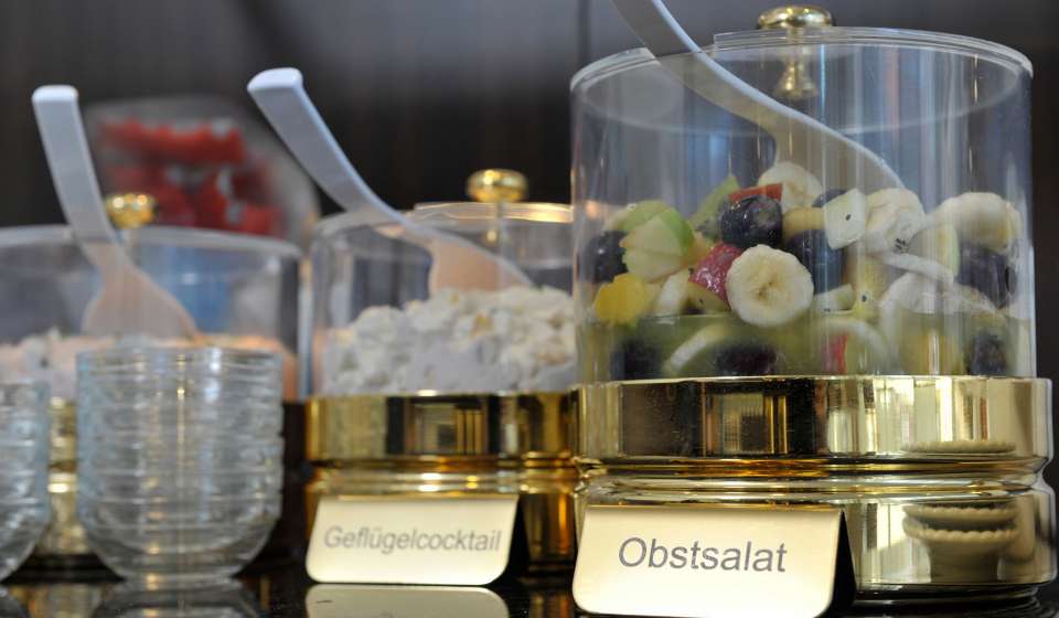 Nahaufnahme von verschiedenen Essen im Frühstücksbuffet