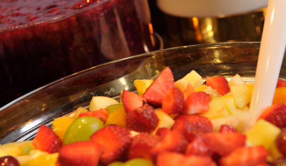 Nahaufnahme Schüssel mit frischem Obstsalat.