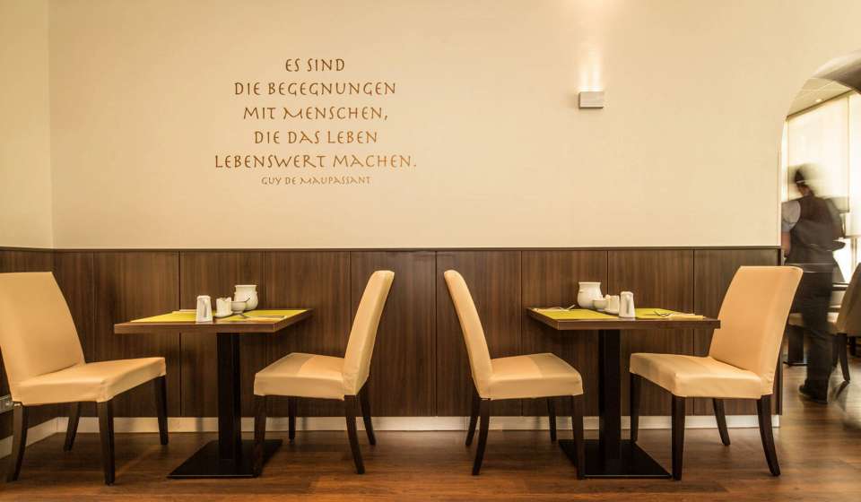 Frühstücksraum Innenansicht auf zwei Tische mit Bestuhlung im Heikotel Hotel Windsor