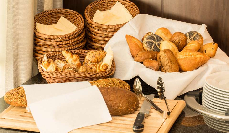 Frühstücksbuffet mit frischem Brot im Hotel Windsor