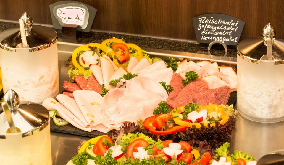 Frühstücksbuffet mit Wurstaufschnitten im Hotel Windsor