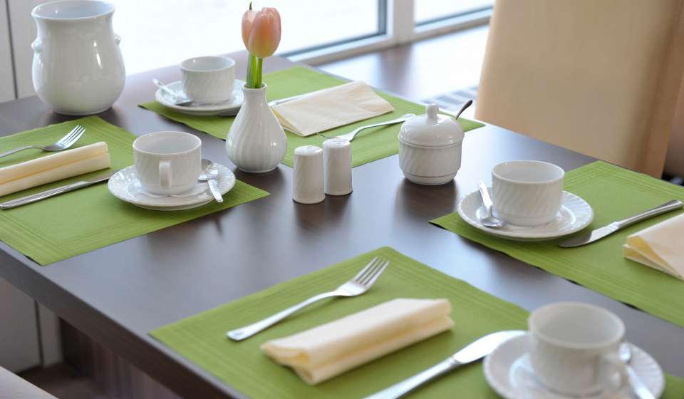 Schön gedeckter Frühstückstisch im Heikotel City Nord