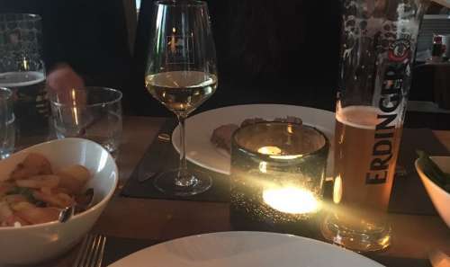 Steak und Pommes Gericht im Hennys