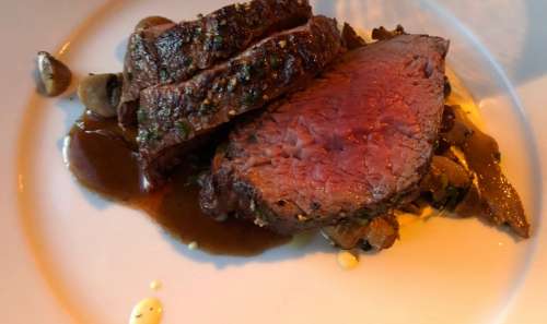 Saftiges Steak-Gericht im Hennys