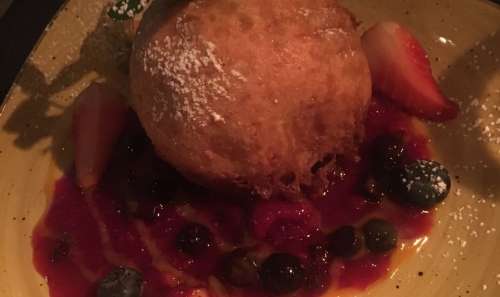 Leckeres Dessert mit Sauce aus roten Früchten.