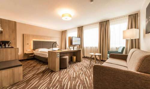 Blick auf den Wohnbereich im Doppelzimmer Premium im Heikotel Hotel Windsor