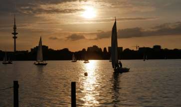 Segelboote auf dem Wasser bei Sonnenuntergang