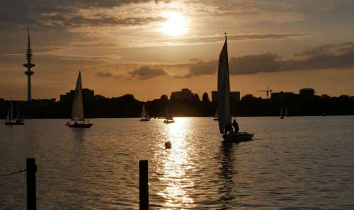 Segelboote auf dem Wasser bei Sonnenuntergang
