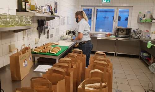 Heikotel Fruhstuck To Go Tuten Brotchen Junge 1